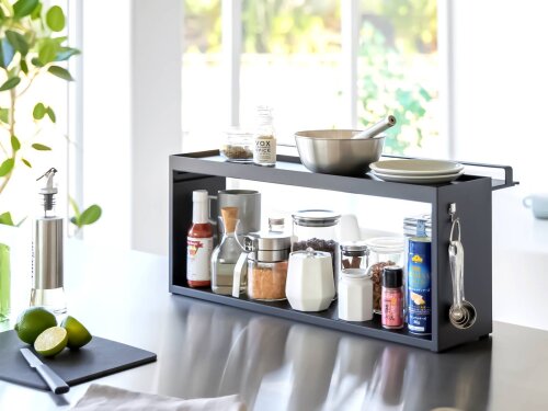 Küchenregal Organizer Arbeitsplatte 60x25x17cm Metall Yamazaki Home. Halbgeschlossenes Design für eine aufgeräumte Optik in der Küche