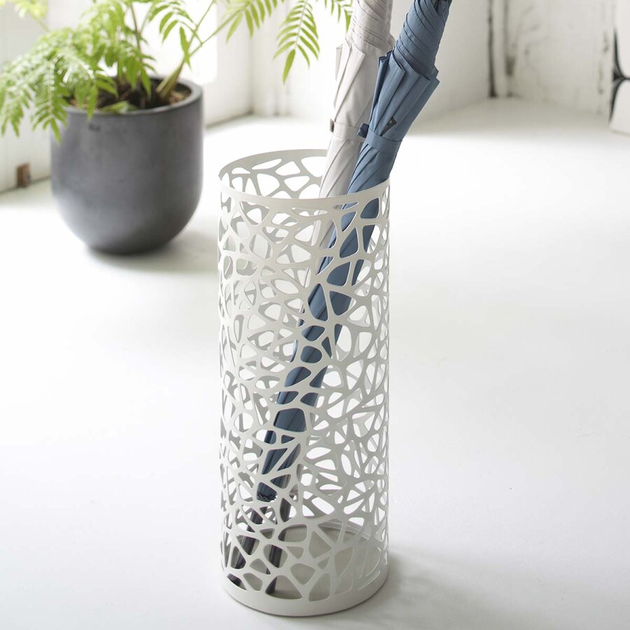 Yamazaki Weiss Schirmständer Rund Dekorativ 19X46cm Metall Weiß. Schaffen Sie Skandinavische Leichtigkeit Und Struktur In Ihrem Hellen Eingangsbereich.