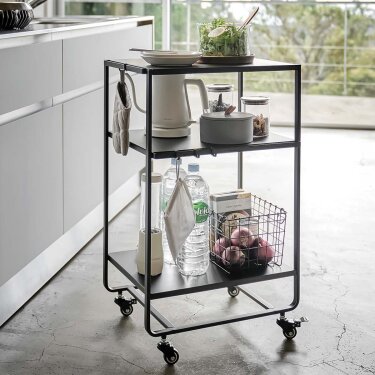 Yamazaki Küchenwagen mobil 3 Ebenen 38x49x81cm Metall schwarz. Ein moderner Organizer auf Rollen für strukturierte Abläufe in Ihrer Küche